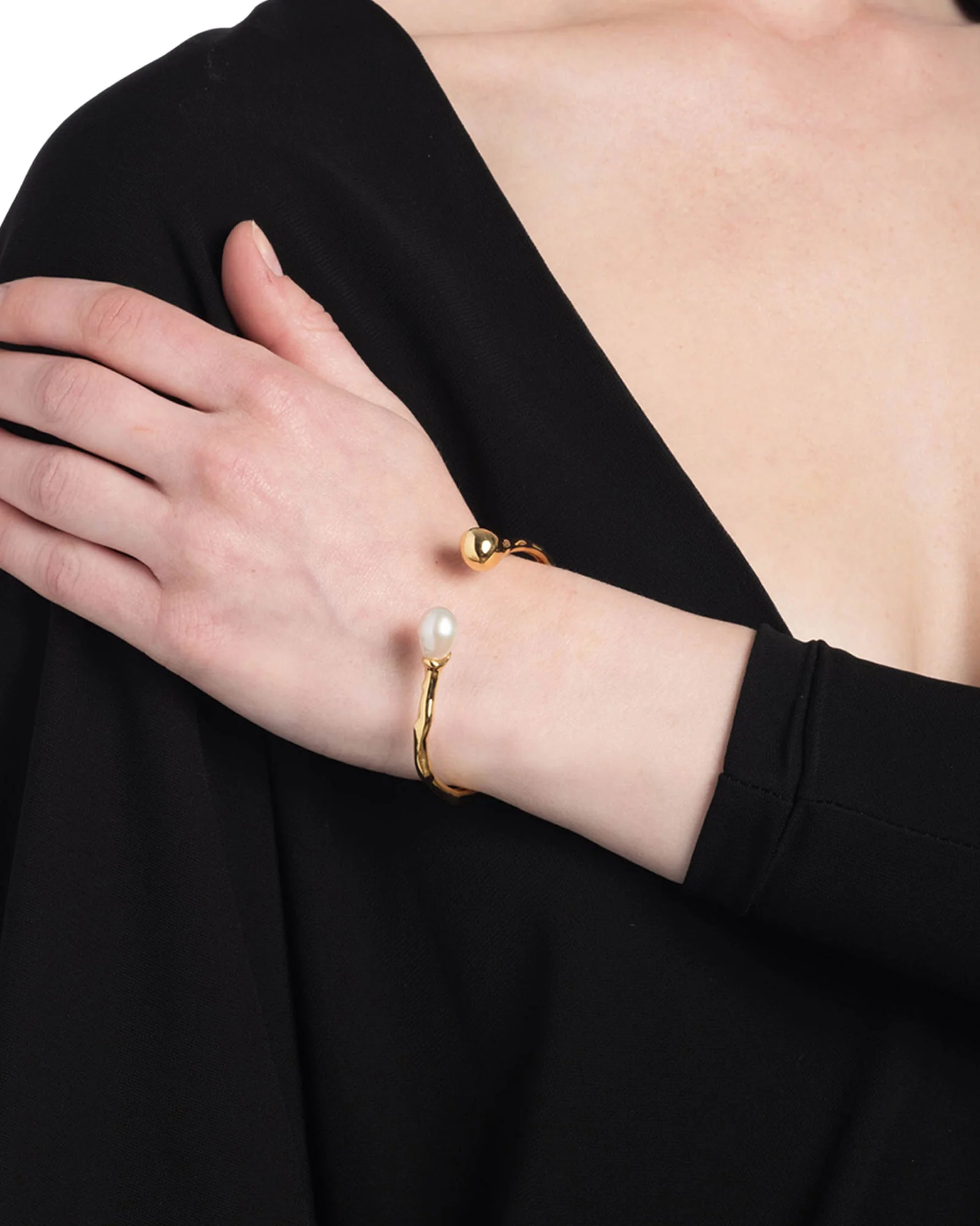 Perla Freshwater Pearl Hinge Cuff - Image 2
