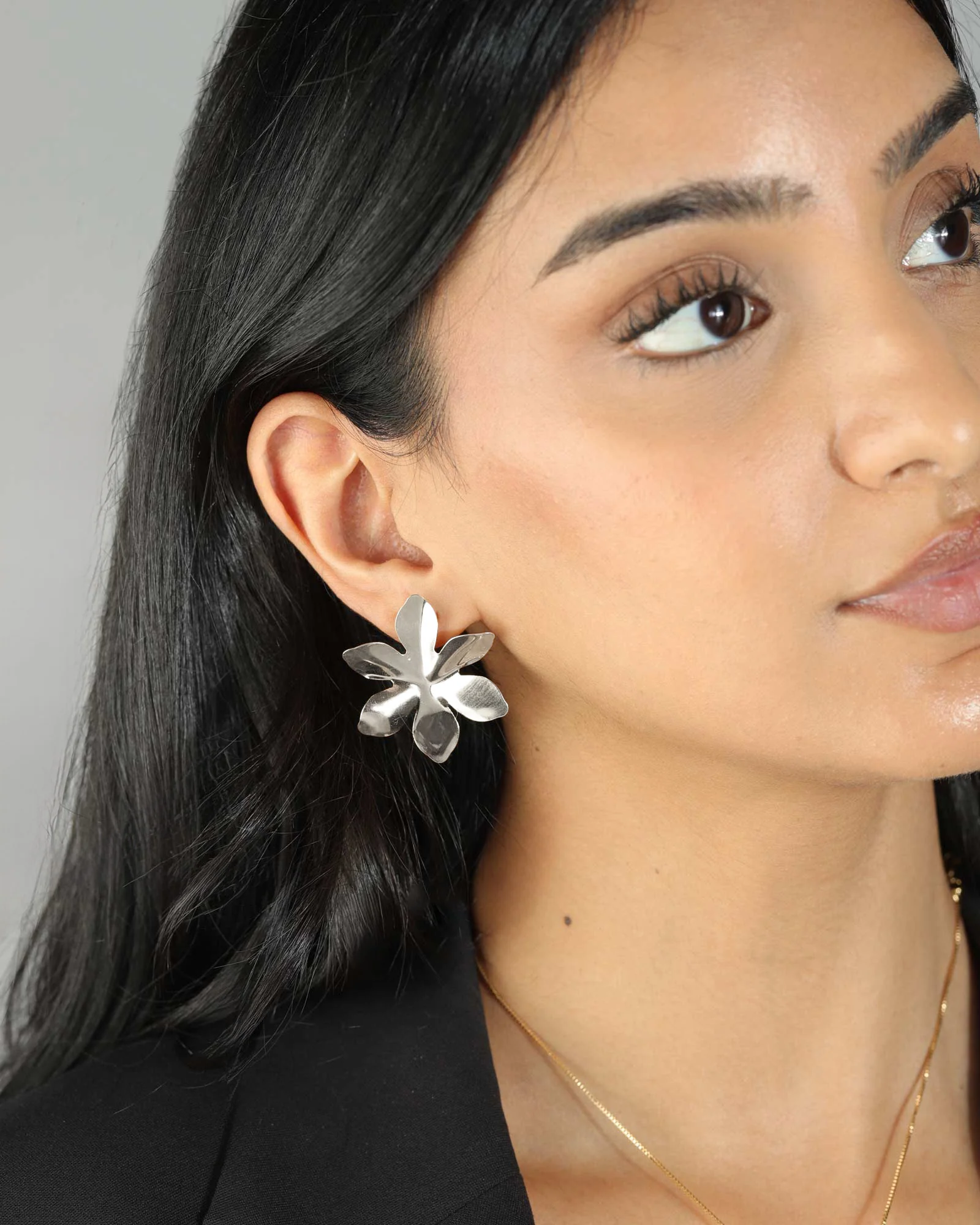 6 Petal Wavy Flower Studs - Image 2