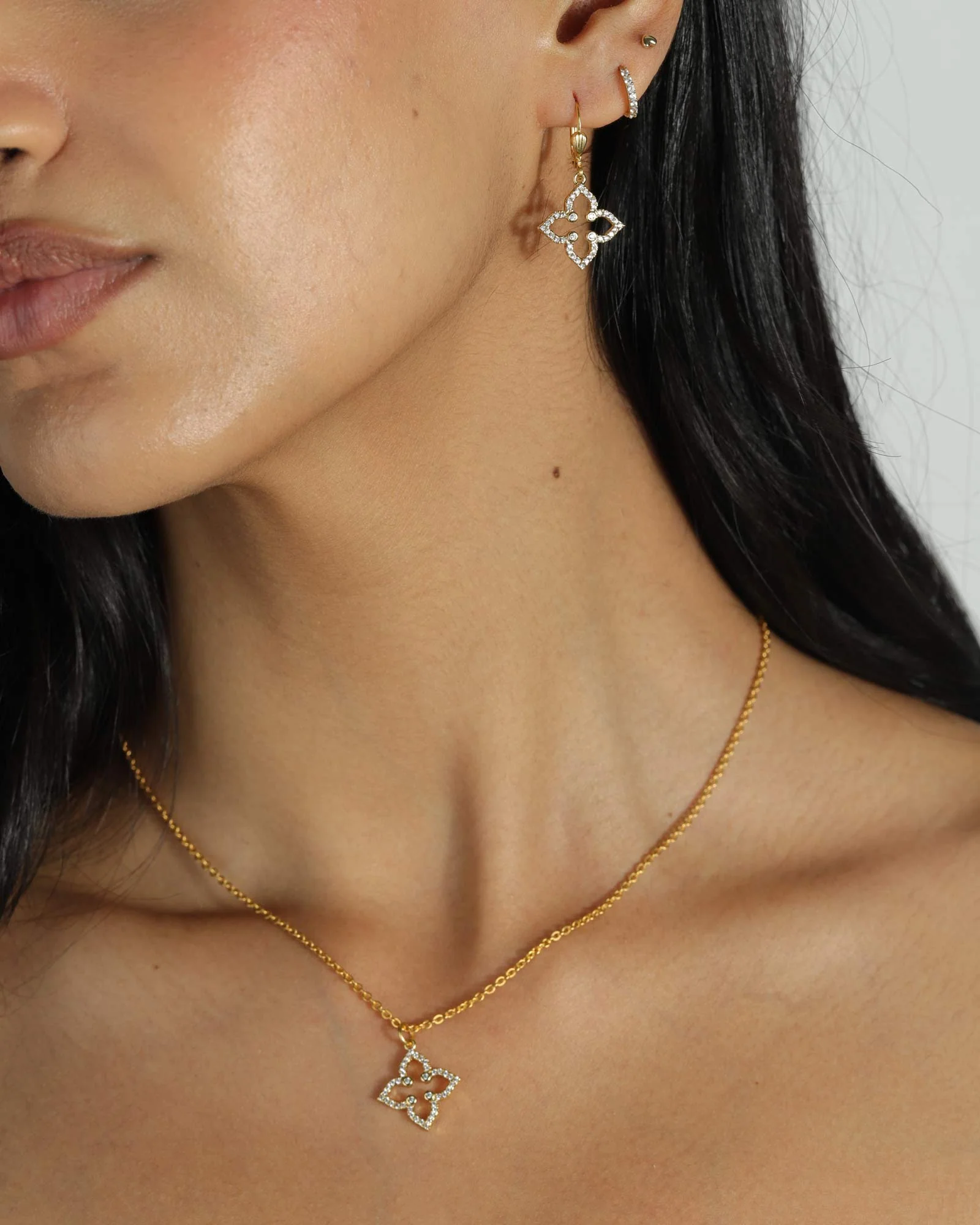 Pointed Clover Cut Out Necklace - Image 2